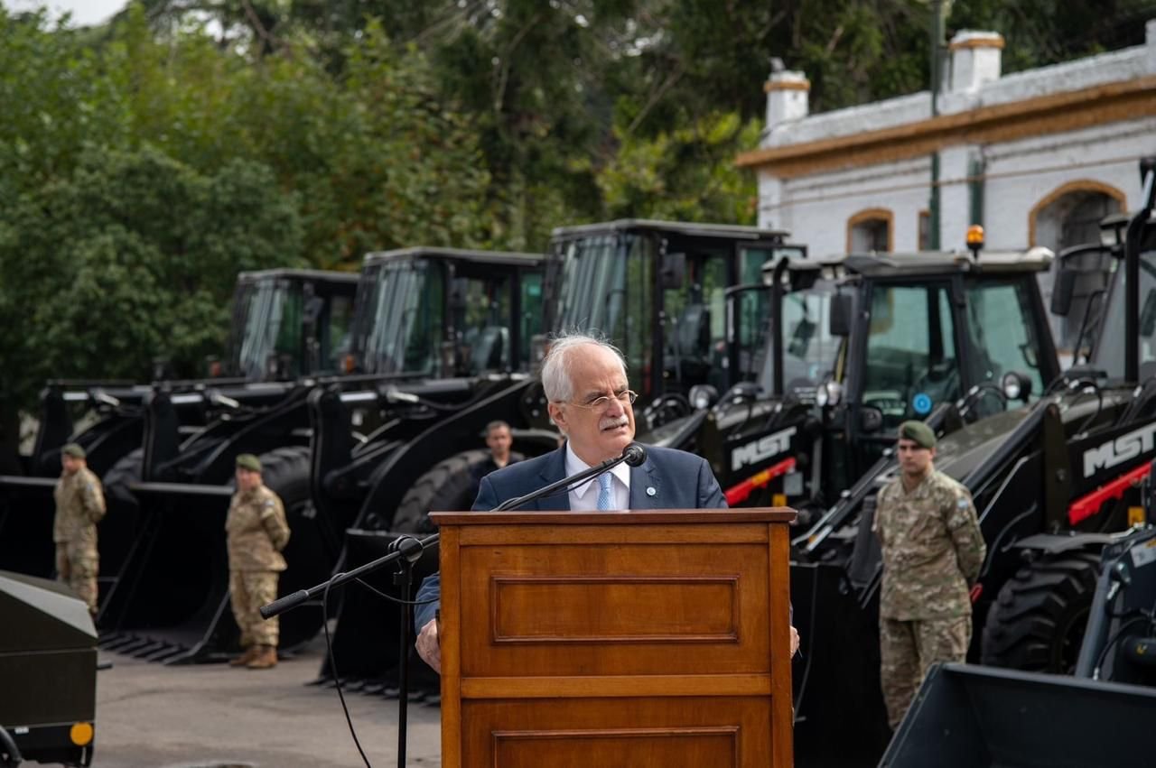 Se realizó la mayor entrega de equipamiento y maquinaria vial para el batallón de Ingenieros del Ejército de los últimos 40 años