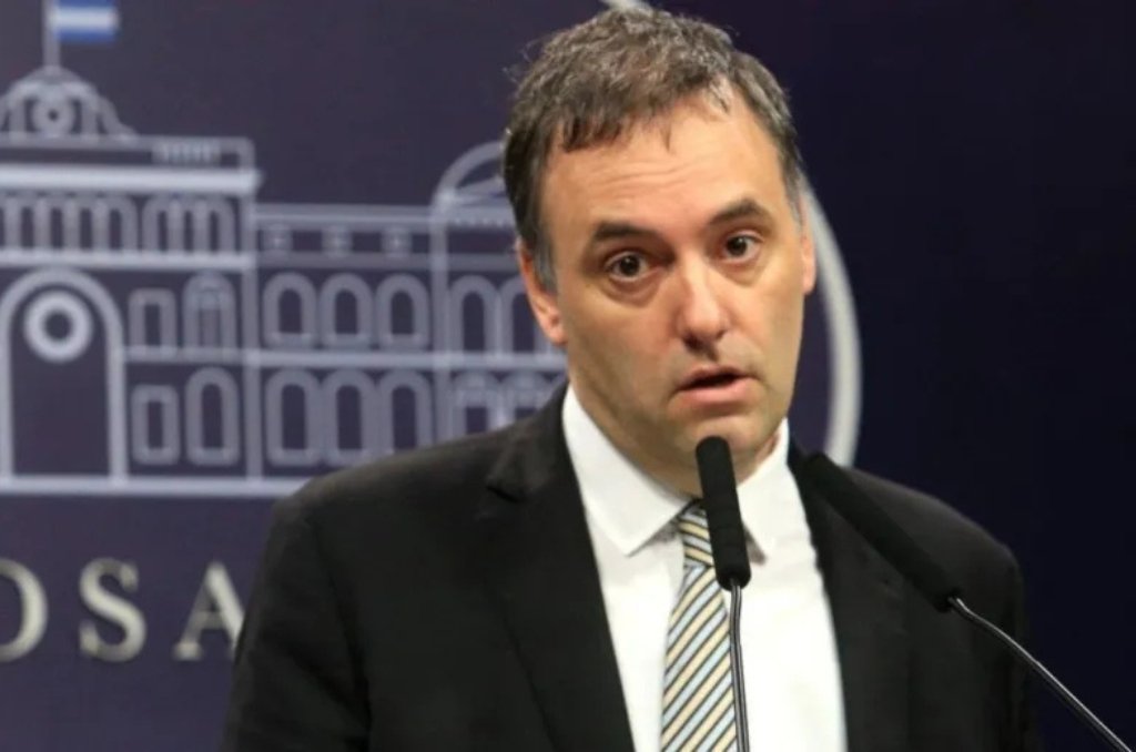 Casi 5.000 preguntas para Manuel Adorni: la oposición exige respuestas sobre su patrimonio y el viaje a Uruguay