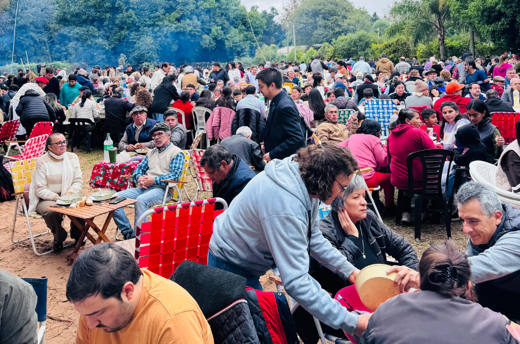 Asado y locro: multitudinario almuerzo comunitario para todos en Mburucuyá