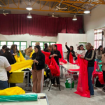 Un municipio capacita en la creación de plumas y accesorios para el carnaval