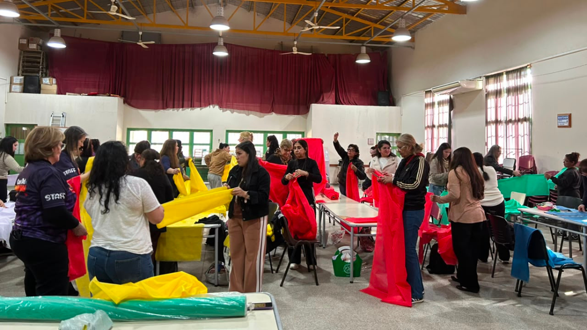 Un municipio capacita en la creación de plumas y accesorios para el carnaval